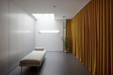 Gallery of Waiting Rooms, Reception Areas, & Courtyards: 43 Notable Examples of Hospital Architecture  - 2