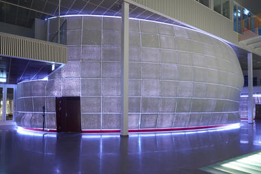 Instalação de concreto e plástico bolha conforma espaço com qualidades acústicas únicas