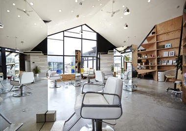 Gallery of Hair Salons and Barbershops: Examples in Plan and Section  - 25