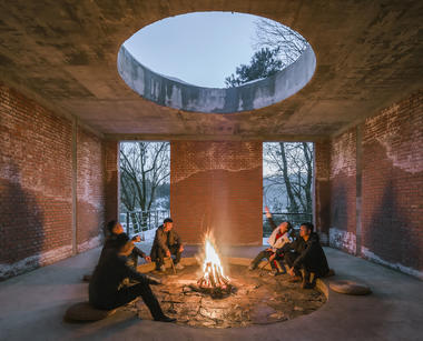 Chimeneas, estufas y fogones: 35 espacios donde el fuego es protagonista