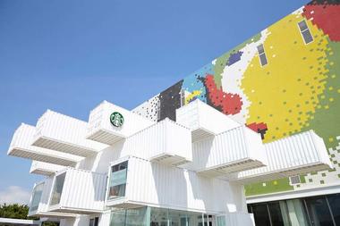 Kengo Kuma construye una tienda Starbucks en Taiwán con 29 contenedores