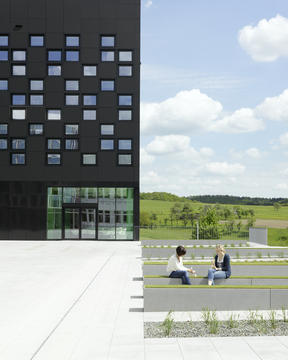 内里缤纷的黑色立方体STABILO cube / mvm+starke architekten