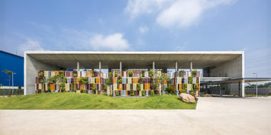 越南乡土工厂办公总部，金属穿孔面板构建“呼吸墙” / Studio VDGA