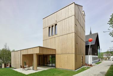 Galería de Green Belt Center / Two in a Box Architekten  - 1