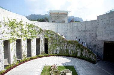 Galería de Crematorio Diamond Hill / Architectural Services Department  - 1