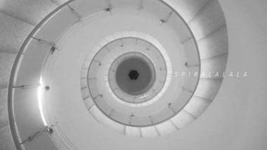 Esta escalera en espiral transforma las voces en obras de arte