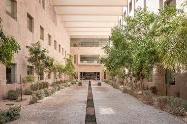 乔治镇大学，沙漠中的知识殿堂 / LEGORRETA