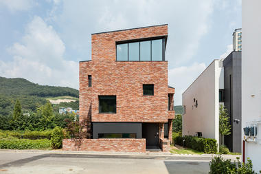 L House / aandd