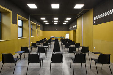 Galeria de Renovação e Extensão da Escola Primária G.Zanella / Giulia de Appolonia- officina di architettura  - 16