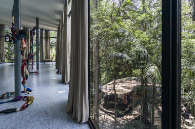 Pavilhão temporário é construído na Casa de Vidro de Lina Bo Bardi