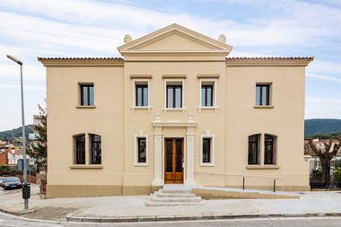 Building of Pintor Mir / Rovira Cuyàs Arquitectes