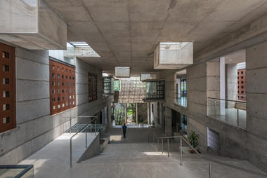 Nuevo Complejo de Aulas IIM-B / Mindspace