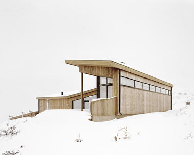 挪威L形雪地小屋 / Helen & Hard architects