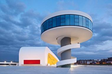 Obra de Oscar Niemeyer é exibida nas ruas do Rio de Janeiro