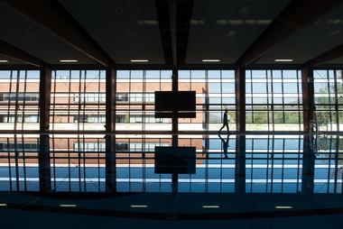 Edificio Piscinas Temperadas Nido de Águilas / OMN Arquitectos
