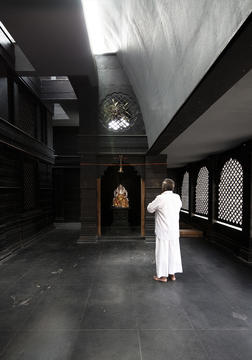 MARUTI MANDIR – 神在地球上的家 / Within N Without