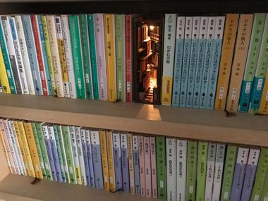 Estos sujeta libros hechos a mano están inspirados en los callejones de Tokio