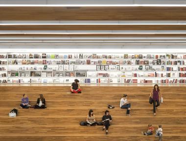 Lugares de encuentro: 17 ejemplos que adoptan las gradas como elementos principales de diseño