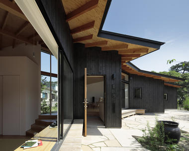 Secuencia de muros en L / Ikeda Yukie Ono Toshiharu Architects