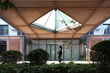 Reconstrucción de fachadas para el hospital de Chaoyang / United Design U10 Atelier