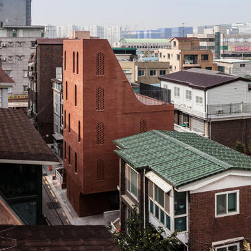 “五故事之家”，密集城市背景下的垂直化住宅 / stpmj
