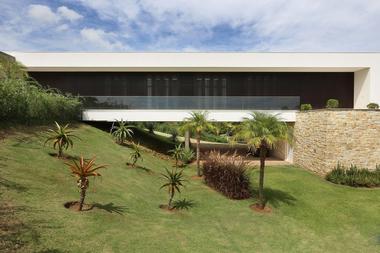 Casas brasileiras: 18 residências em terrenos inclinados