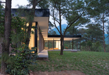 House Under the Pines / Idee architects