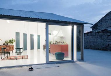 House With a Curved Wall / Fala Atelier