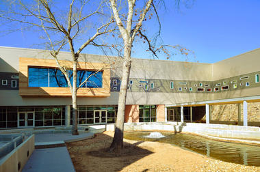 Escuela Gloria Marshall / SHW Group