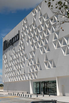 Liverpool Paseo Queretaro Facade / Miguel de la Torre