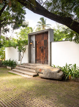 Gallery of Courtyard Villa / MORIQ  - 10