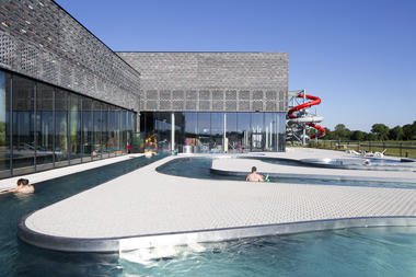 Warmia温泉浴场/ Plaskowicki + Partnerzy Architekci