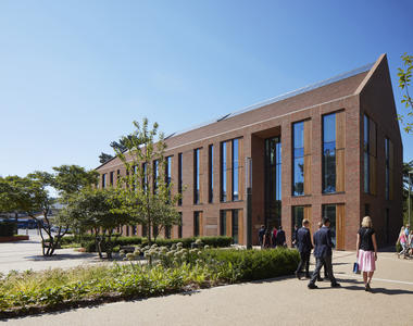 赖盖特文法学校 / Walters & Cohen Architects