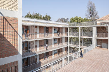 Dormitórios estudantis Barnato / 26’10 south Architects