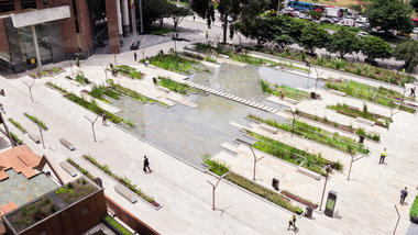 Galeria de 100 Espaços públicos: de pequenas praças a parques urbanos  - 24