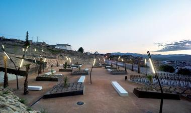 Galeria de 100 Espaços públicos: de pequenas praças a parques urbanos  - 50