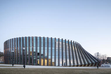 Gallery of Isenberg School Of Management Business Innovation Hub / BIG   - 9
