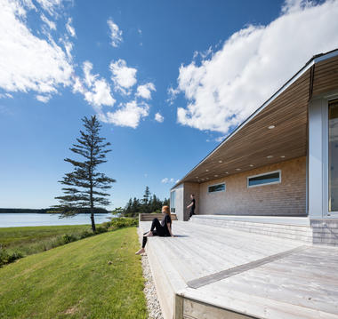 画廊 沼泽地的半圆形度假屋：Sluice Point  / Omar Gandhi Architect  - 13