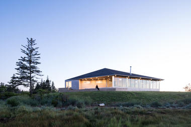 画廊 沼泽地的半圆形度假屋：Sluice Point  / Omar Gandhi Architect  - 11