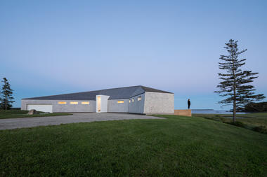 画廊 沼泽地的半圆形度假屋：Sluice Point  / Omar Gandhi Architect  - 2