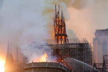Francia anuncia concurso para rediseñar la torre de Notre Dame
