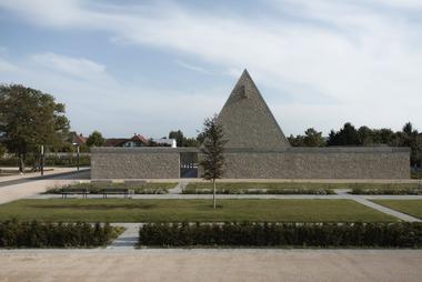 Galería de Capilla Funeraria Ingelheim / Bayer & Strobel Architekten  - 12