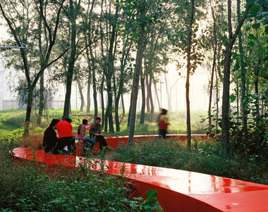Galeria de 100 Espaços públicos: de pequenas praças a parques urbanos  - 58