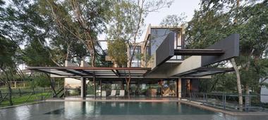 Casa na encosta / BAUEN