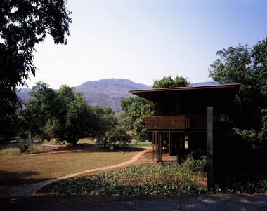 Casa en Belavali / Studio Mumbai