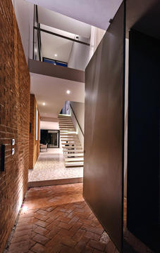 Gallery of First House / MS Architettura  - 18