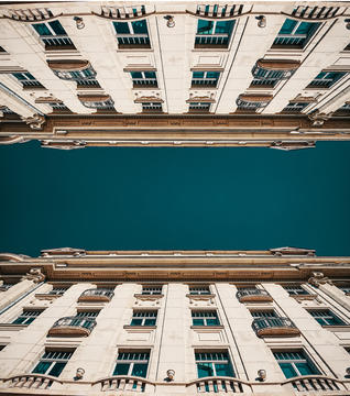 Galería de Fotógrafo crea mundos imaginarios a partir de la arquitectura preexistente  - 13