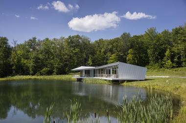 “无常的边界”河畔度假小屋 / Dean-Wolf Architects