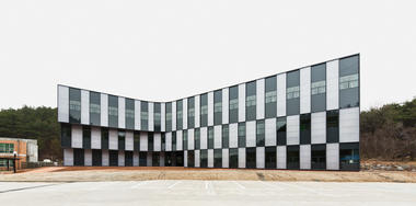 Art and Crafts Studios / poly.m.ur 