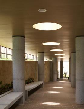 画廊 大学教堂 / OPUS  - 4